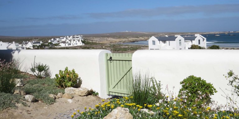 Inside garden gate with view to beach 2x1
